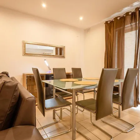 Modern&quiet Twin With Shared Bathroom בית אירוח